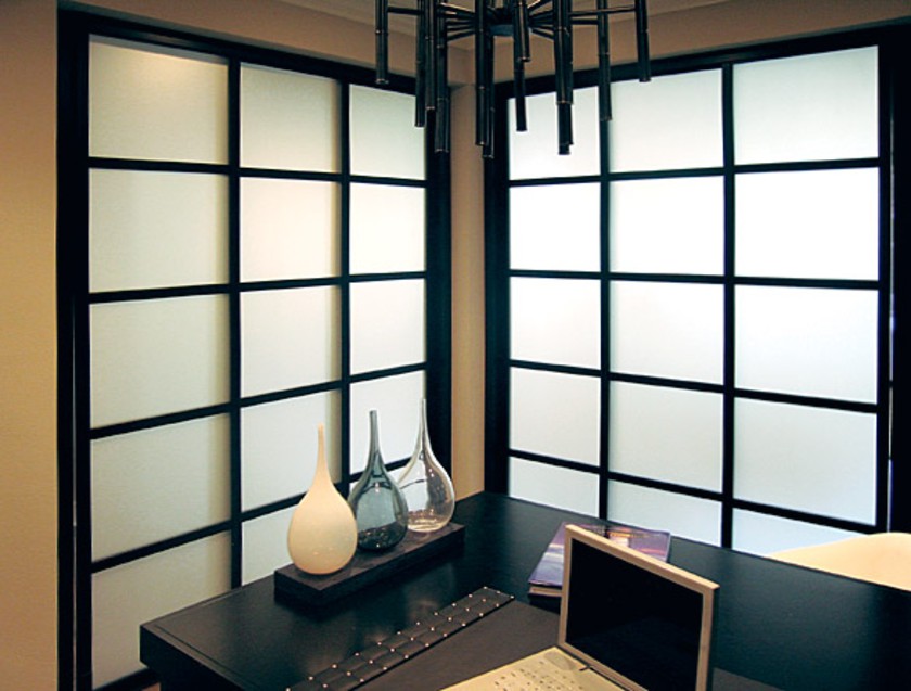 Угловая перегородка в японском стиле с матовым стеклом