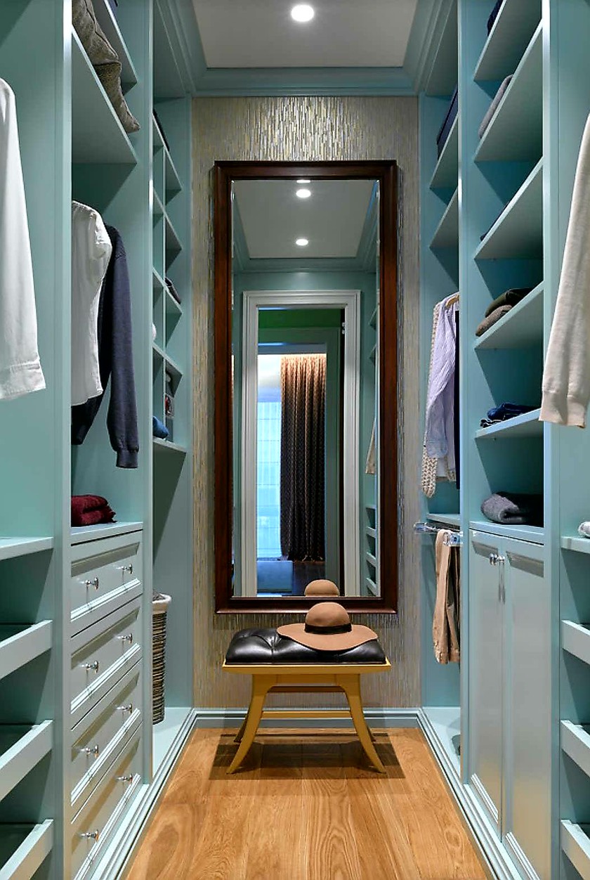 Параллельная гардеробная комната с большим зеркалом