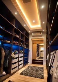 Большая открытая гардеробная комната с комбинированным наполнением