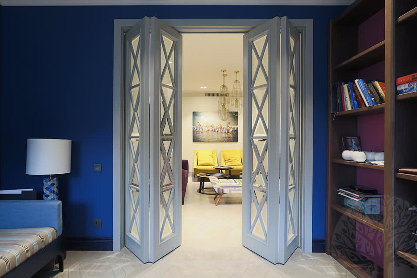 Двери гармошка  для гостиной со стеклами с разделителями