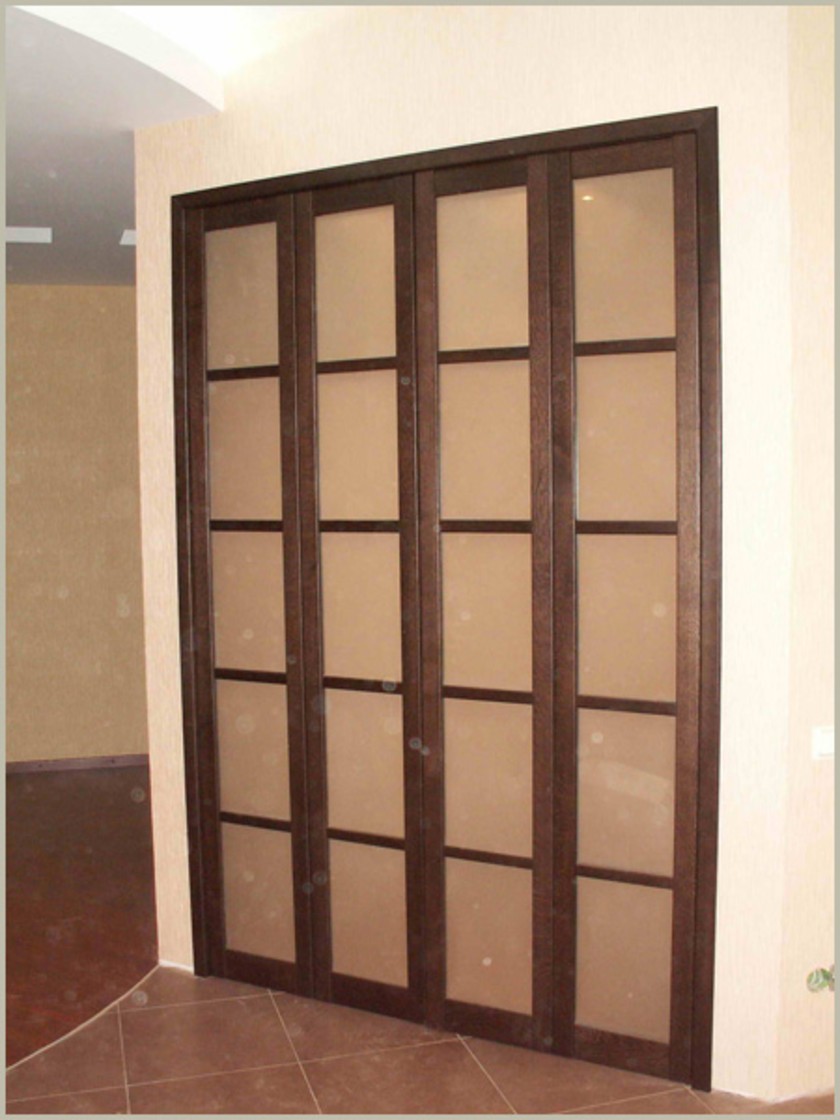 Двери гармошка с матовым стеклом и накладными разделителями