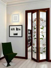 Двери гармошка с витражным декором